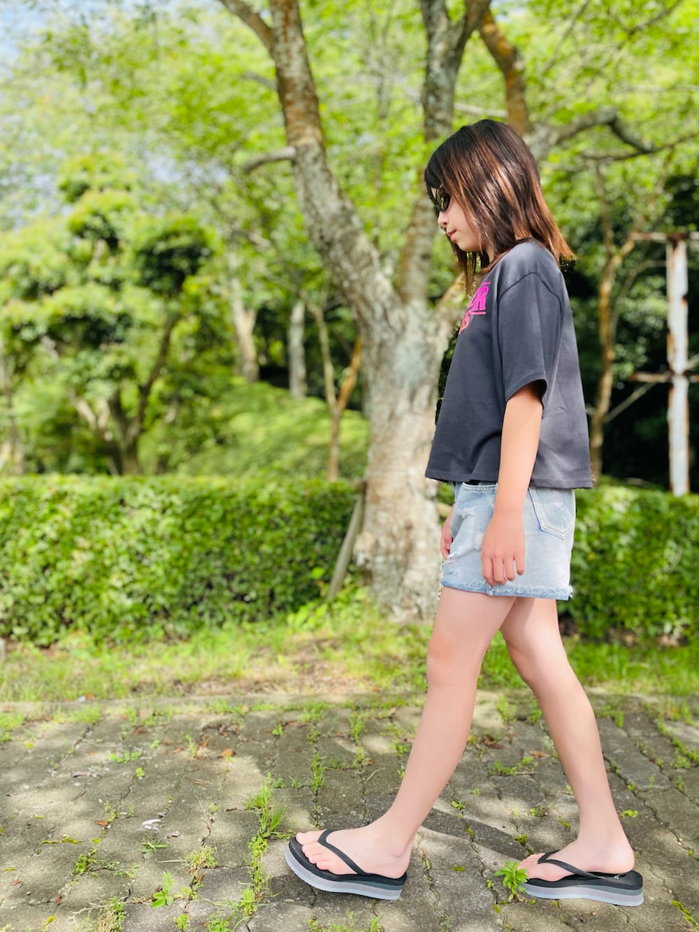 ブラック系のサンダル、ブルー系のパンツ、グレー系のTシャツ/カットソーを着用したキッズの夏コーディネートの3枚目の写真