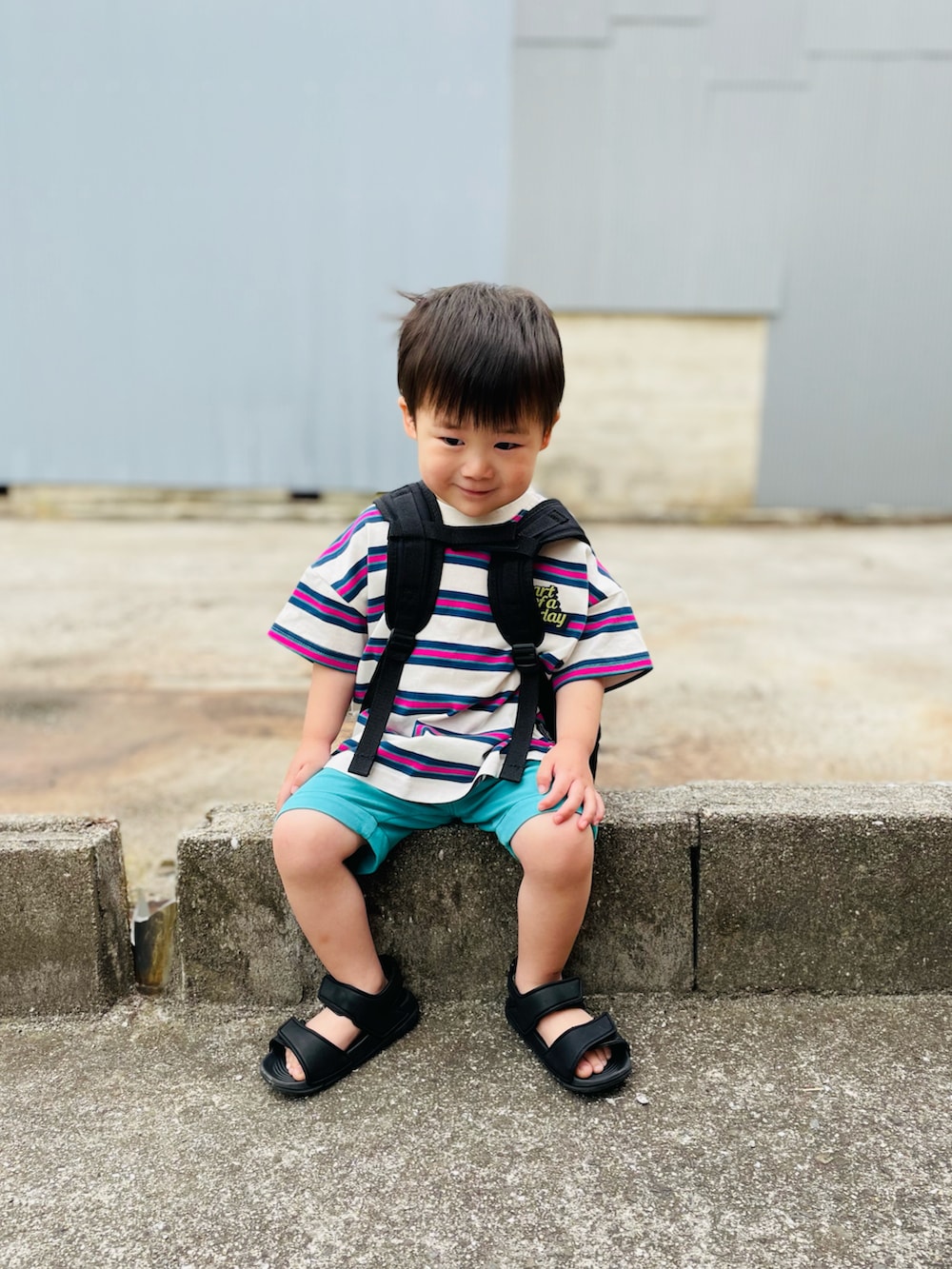 ブラック系のバックパック/リュック、パープル系のTシャツ/カットソー、ブルー系のその他パンツを着用したキッズの夏コーディネートの2枚目の写真