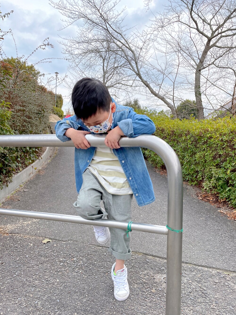 ベージュ系のTシャツ/カットソー、グリーン系のその他パンツ、ホワイト系のスニーカーを着用したキッズの春コーディネートの2枚目の写真