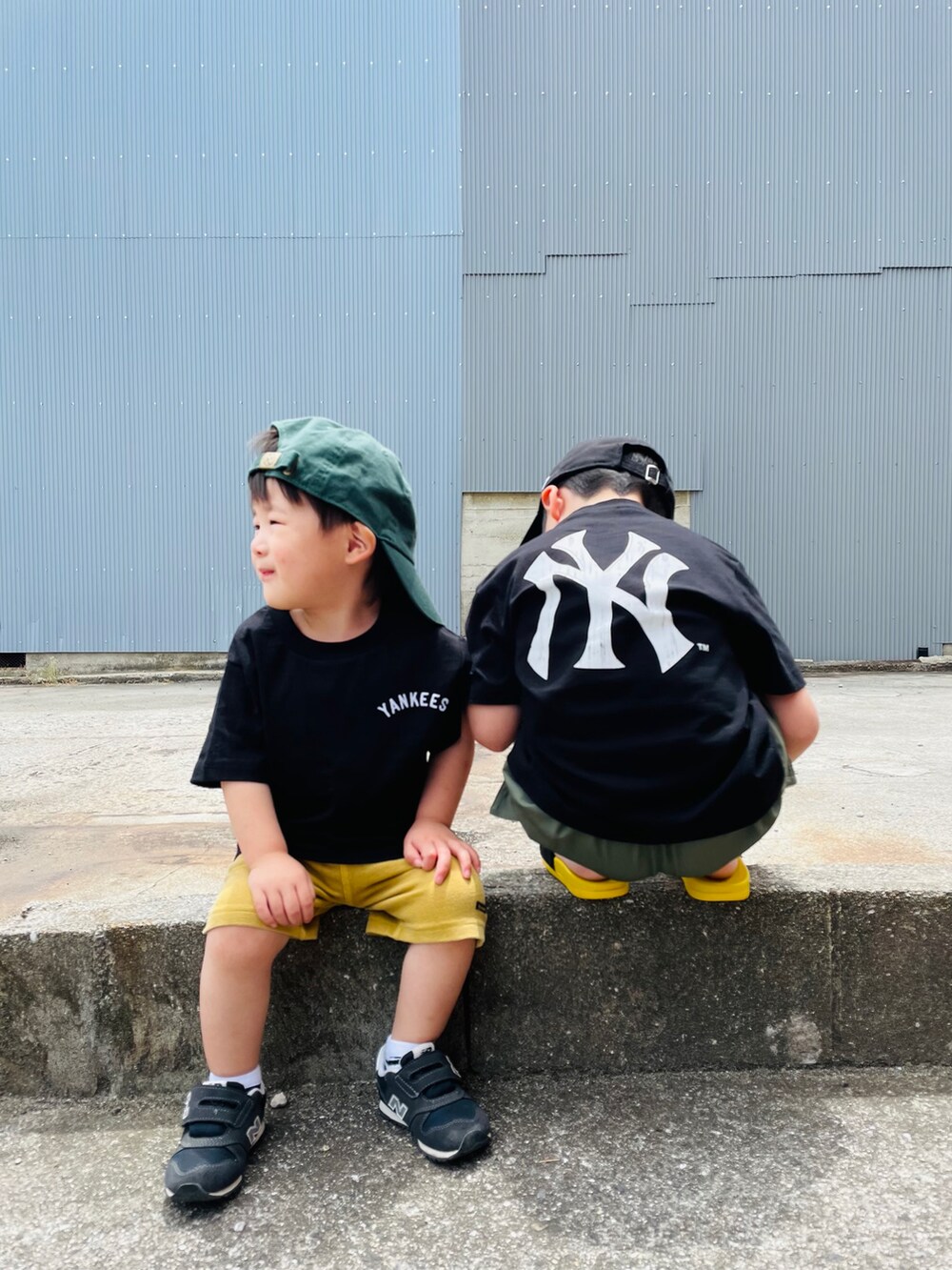 ブラック系のTシャツ/カットソー、ブラック系のサンダル、グリーン系のパンツを着用したキッズの春コーディネートの5枚目の写真