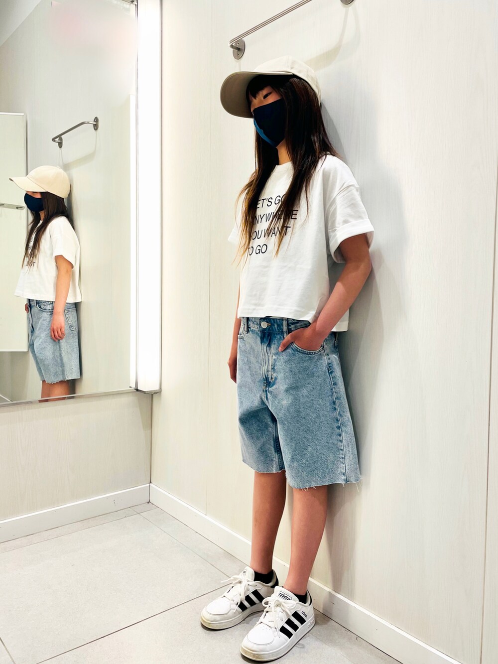 ホワイト系のTシャツ/カットソー、ブルー系のパンツ、ホワイト系のスニーカーを着用したキッズの春コーディネートの2枚目の写真