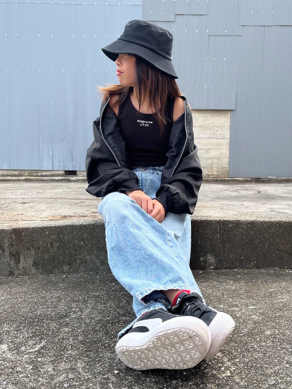 「デニム、ワイドパンツ、ストリート、バケットハット、スニーカー、ジャケット、レイヤードスタイル」｜「Honeysのロゴ入りバケットハット（ハット、ブラック系）」を使った、naaaさん（キッズ・146cm）の秋コーディネートの2枚目の写真
