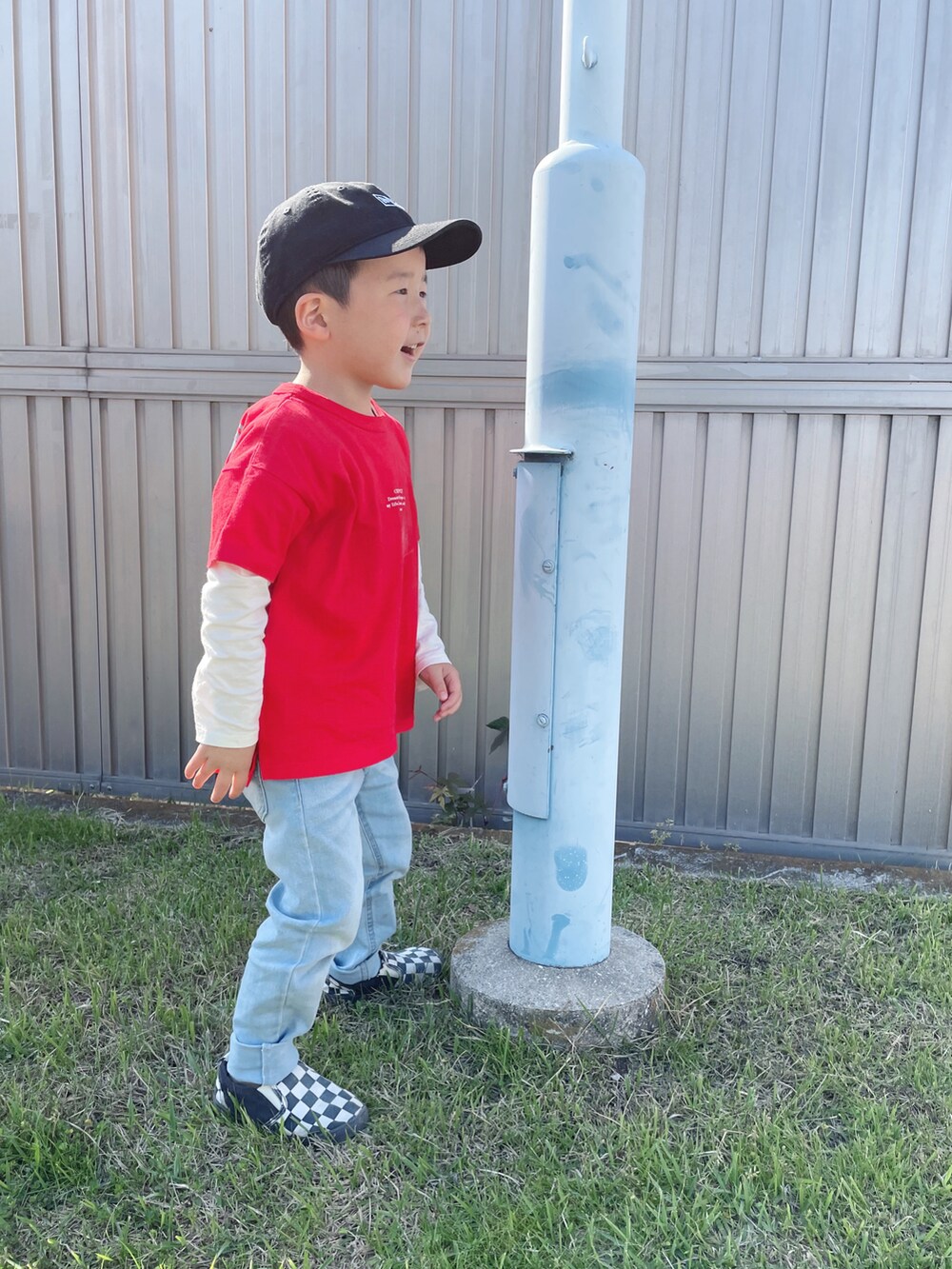 レッド系のTシャツ/カットソー、ブルー系のその他パンツ、その他のスリッポンを着用したキッズの春コーディネートの4枚目の写真