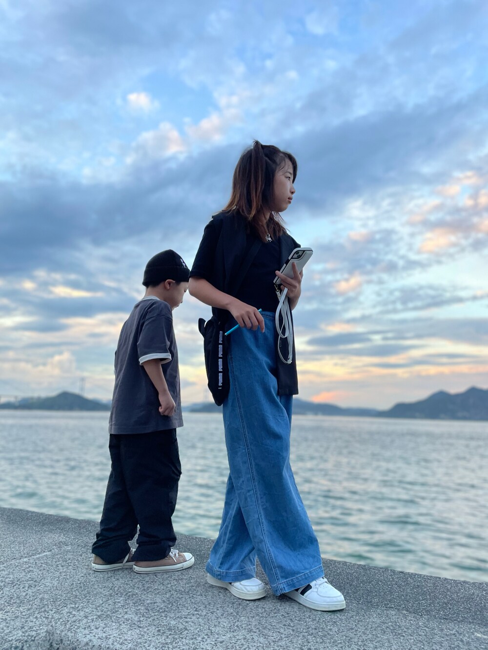 ブラック系のTシャツ/カットソー、ブルー系のデニムパンツ、ブラック系のベストを着用したキッズの夏コーディネートの2枚目の写真