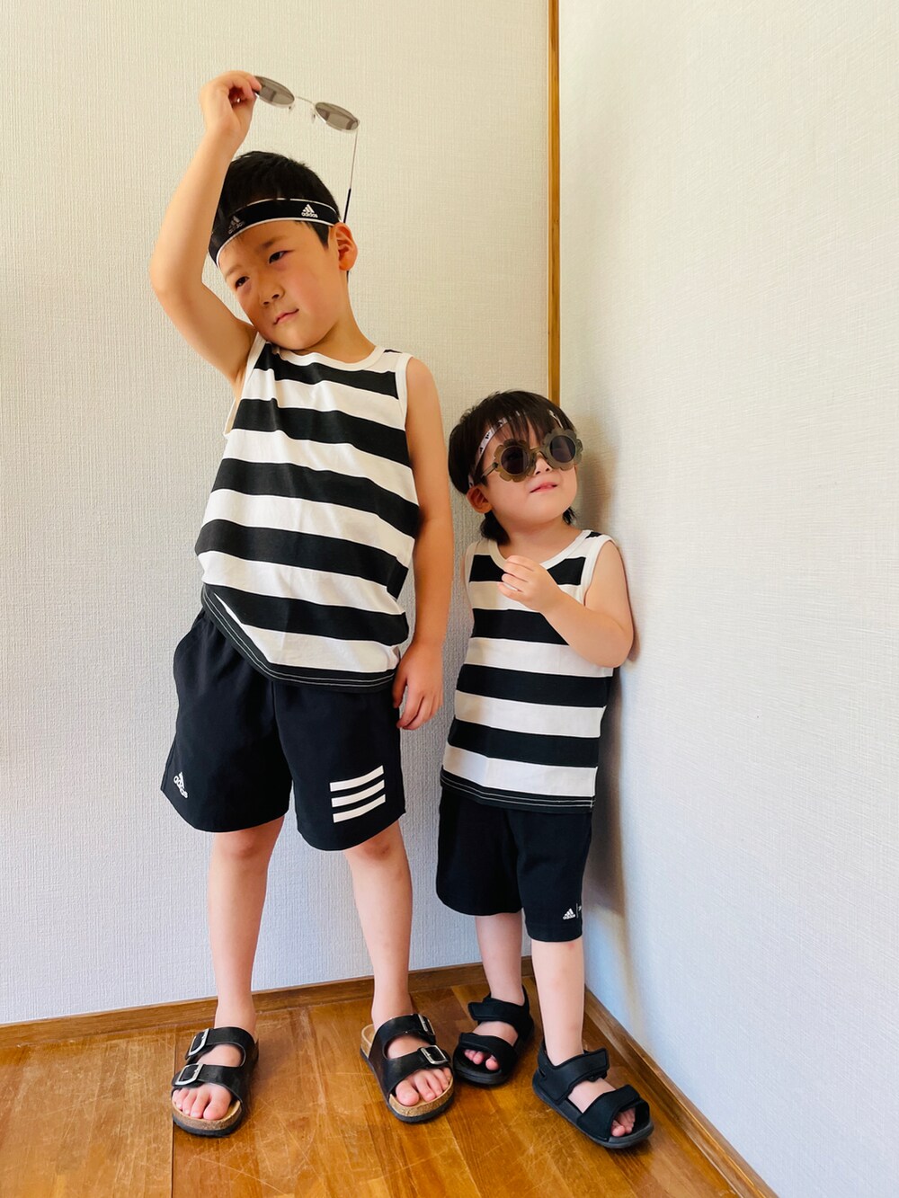 ブラック系のタンクトップ、ブラック系のタンクトップ、ブラック系のその他パンツを着用したキッズの夏コーディネートの2枚目の写真