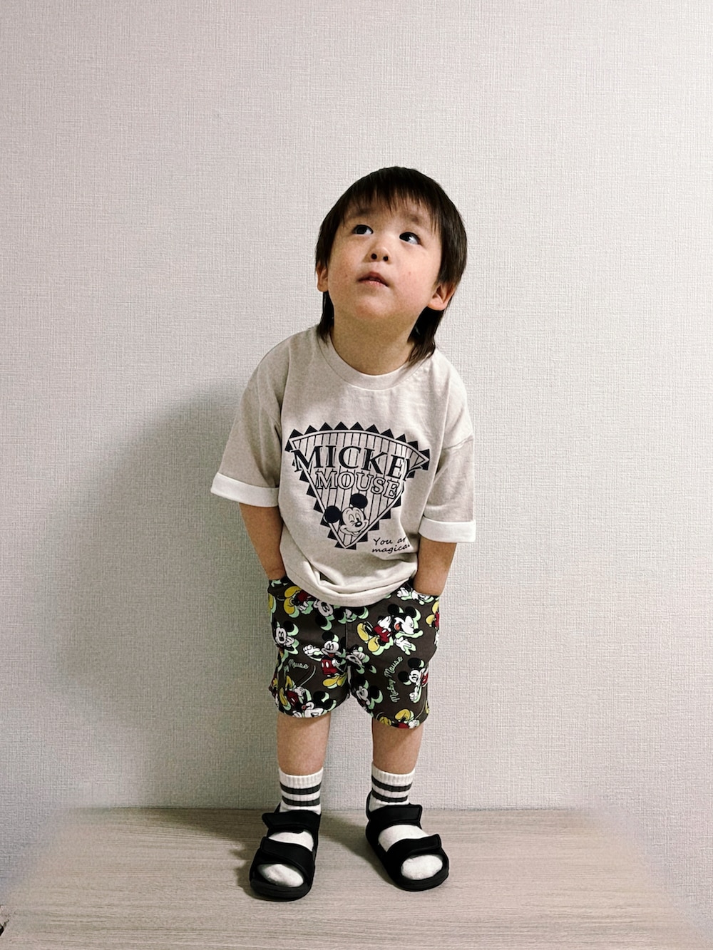 ベージュ系のTシャツ/カットソー、グレー系のパンツを着用したキッズの春コーディネートの3枚目の写真