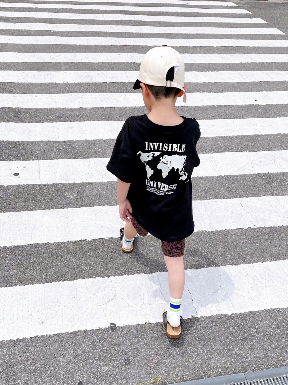 ブラック系のTシャツ/カットソー、ブラウン系のパンツ、ブラック系のサンダルを着用したキッズの夏コーディネートの5枚目の写真