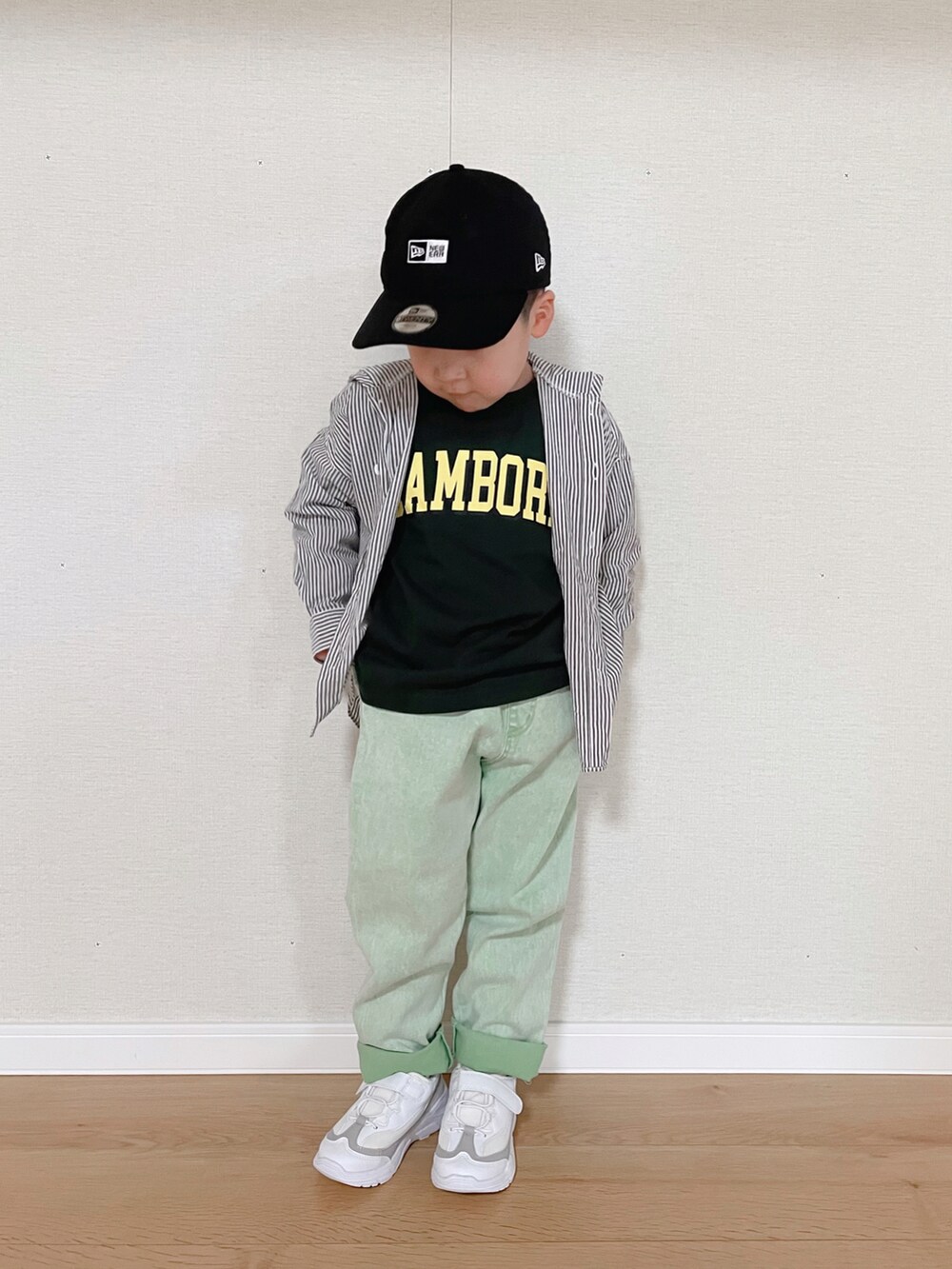 グリーン系のデニムパンツ、ブラック系のシャツ/ブラウス、ホワイト系のスニーカーを着用したキッズの冬コーディネートの2枚目の写真