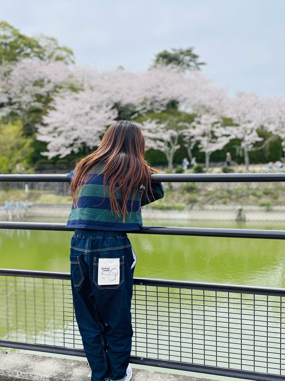 「休日スタイル、春コーデ、スニーカー、お花見コーデ、9歳、2歳、リンクコーデ、petit main、Branshes」｜「petit mainの【リンク】太ボーダーラガー長袖Tシャツ（Tシャツ/カットソー、グリーン系）」を使った、naaaさん（キッズ・142cm）の春コーディネートの3枚目の写真
