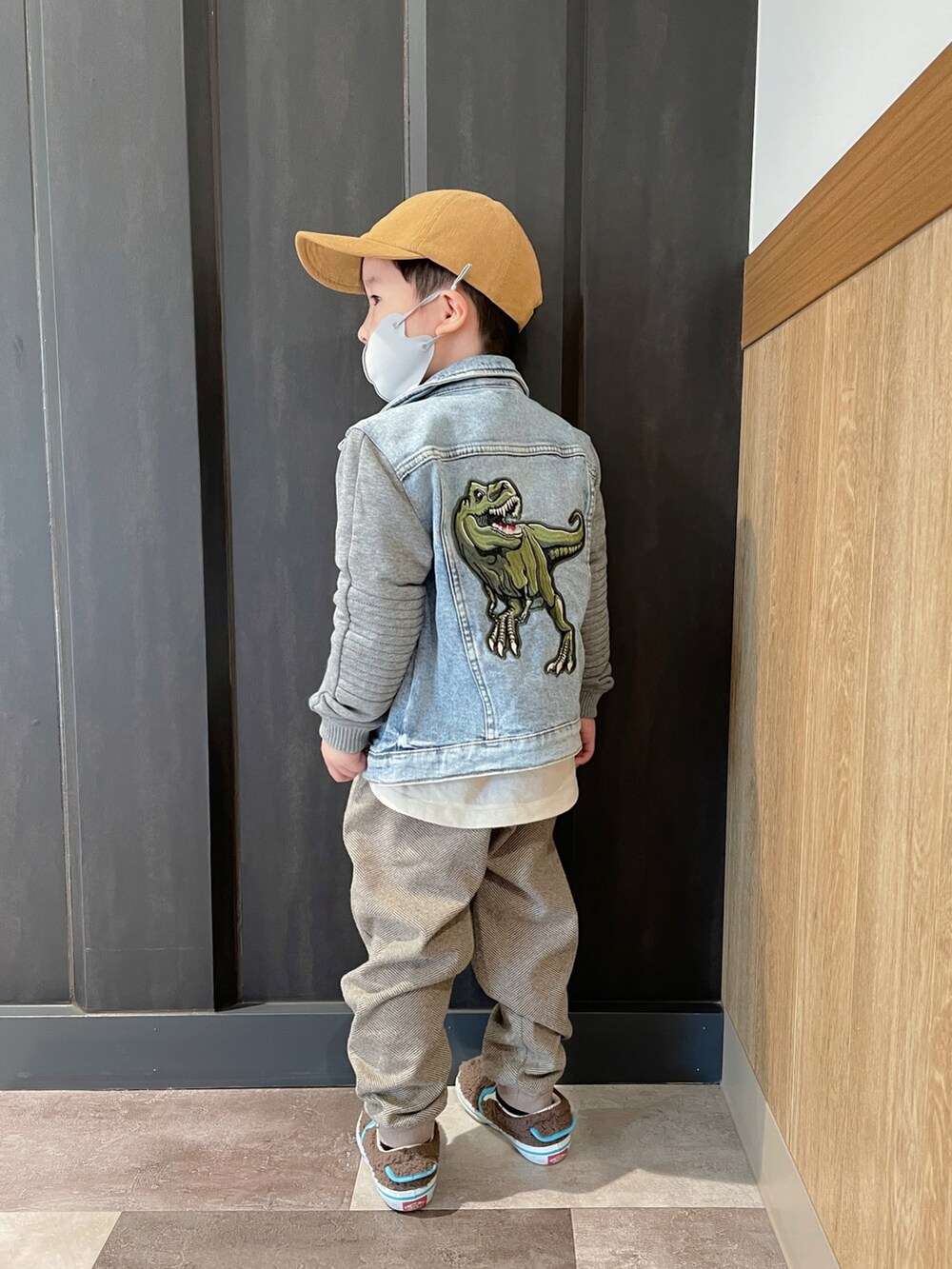 「ジャケット、コーデュロイ、デニムジャケット、キャップ、H&M、冬コーデ、スニーカーコーデ、休日スタイル、プチプラ、韓国子供服、シンプルコーデ、年少、マイベストコーデ2021、スリッポン、あったかコーデ」｜「petit mainの抗菌防臭 フロッキープリントグラフィックTシャツ（Tシャツ/カットソー、ホワイト系）」を使った、naaaさん（キッズ・130cm）の冬コーディネートの2枚目の写真