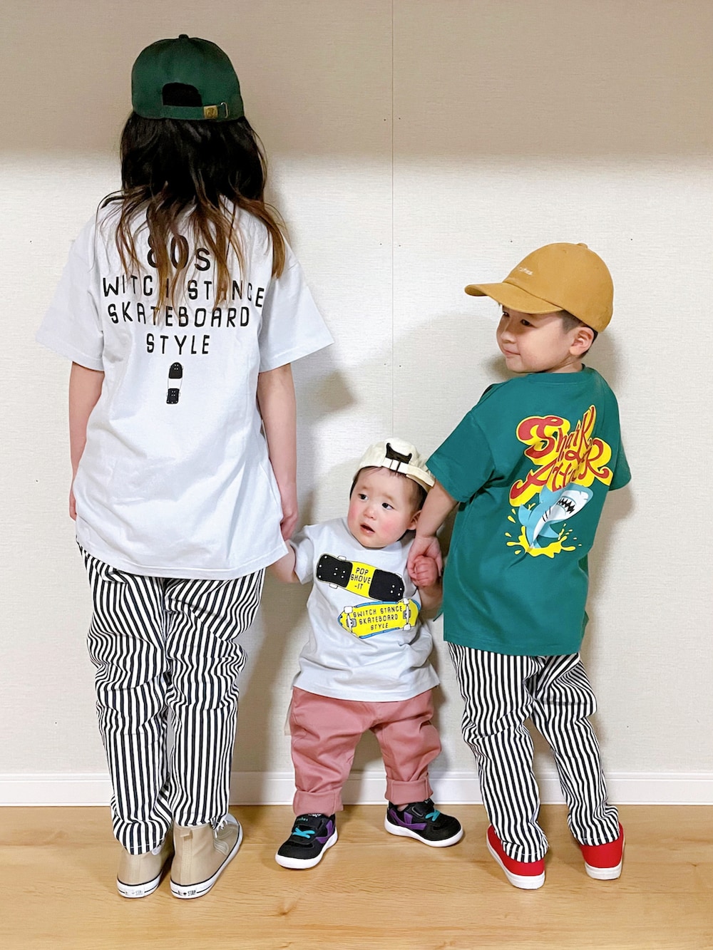 グレー系のTシャツ/カットソー、ブルー系のその他パンツ、ベージュ系のスニーカーを着用したキッズの冬コーディネートの5枚目の写真