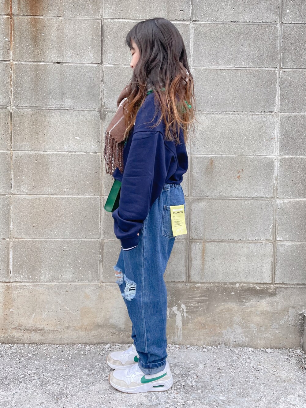 ブルー系のスウェット、ブルー系のデニムパンツ、ホワイト系のスニーカーを着用したキッズの冬コーディネートの2枚目の写真