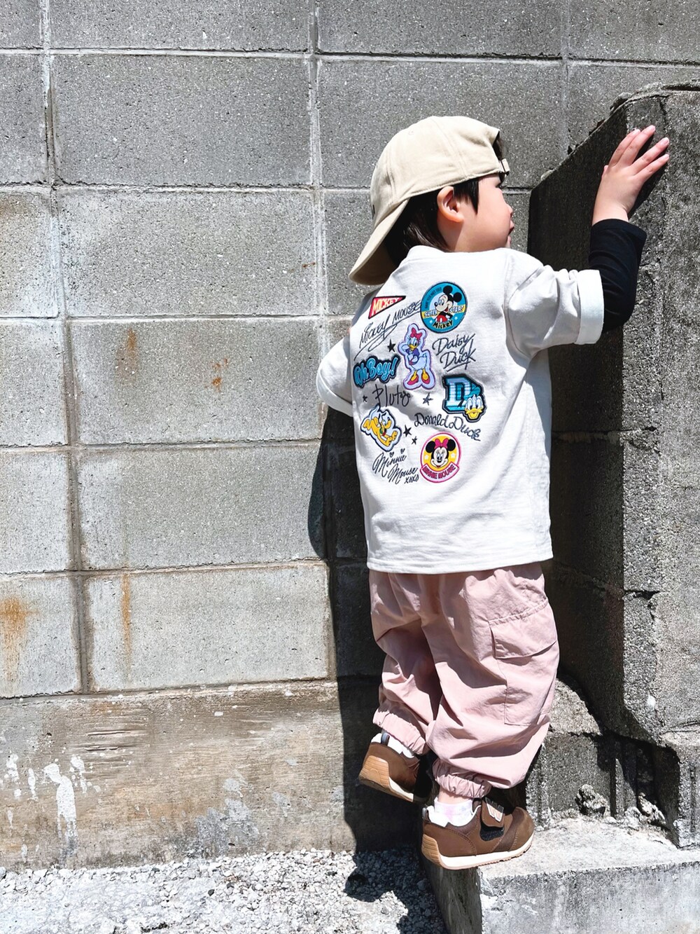 ベージュ系のTシャツ/カットソー、ピンク系のカーゴパンツを着用したキッズの春コーディネートの4枚目の写真