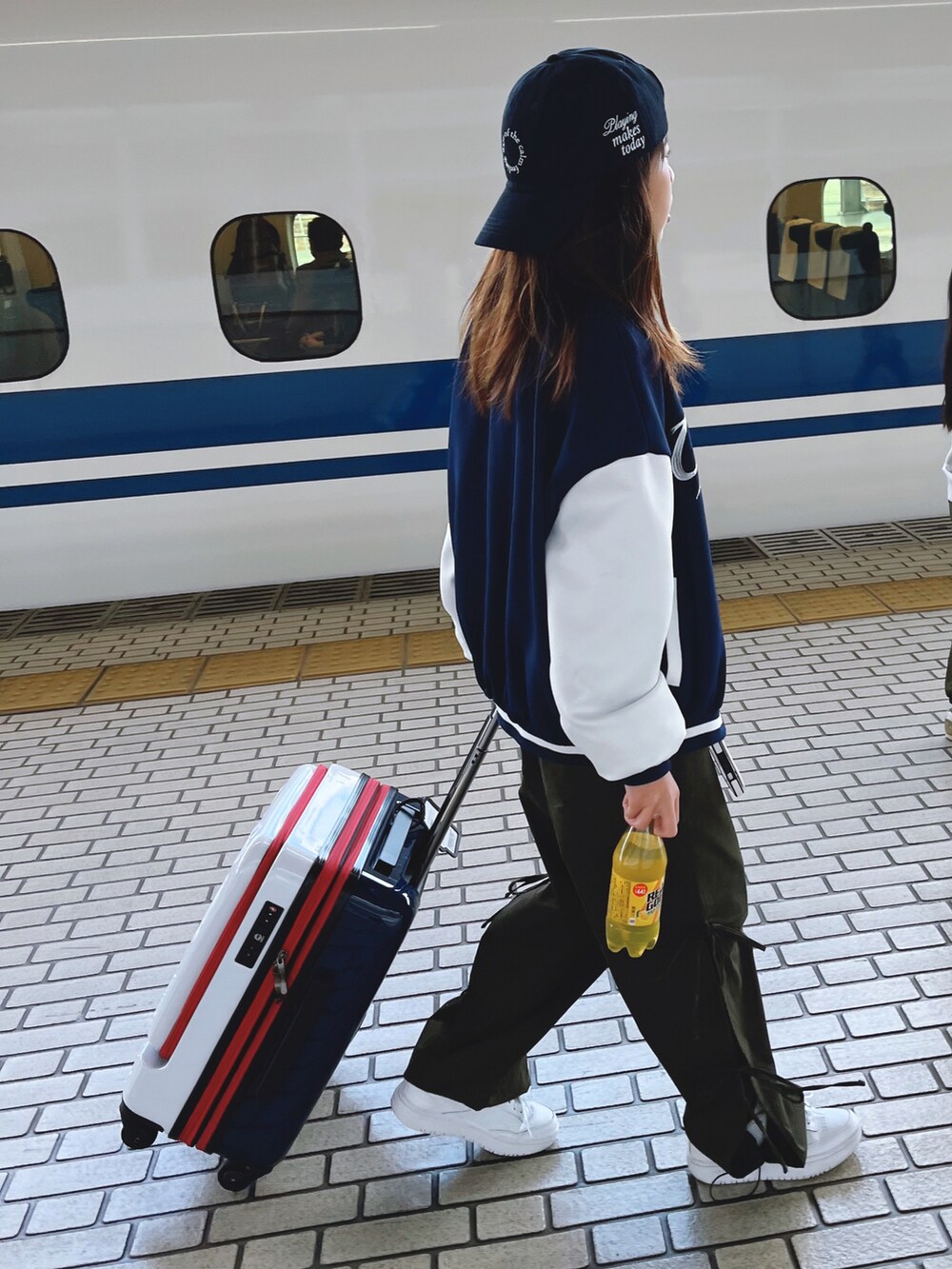 ブルー系のジャケット/アウター、ブラック系のスウェット、グリーン系のカーゴパンツを着用したキッズの秋コーディネートの5枚目の写真