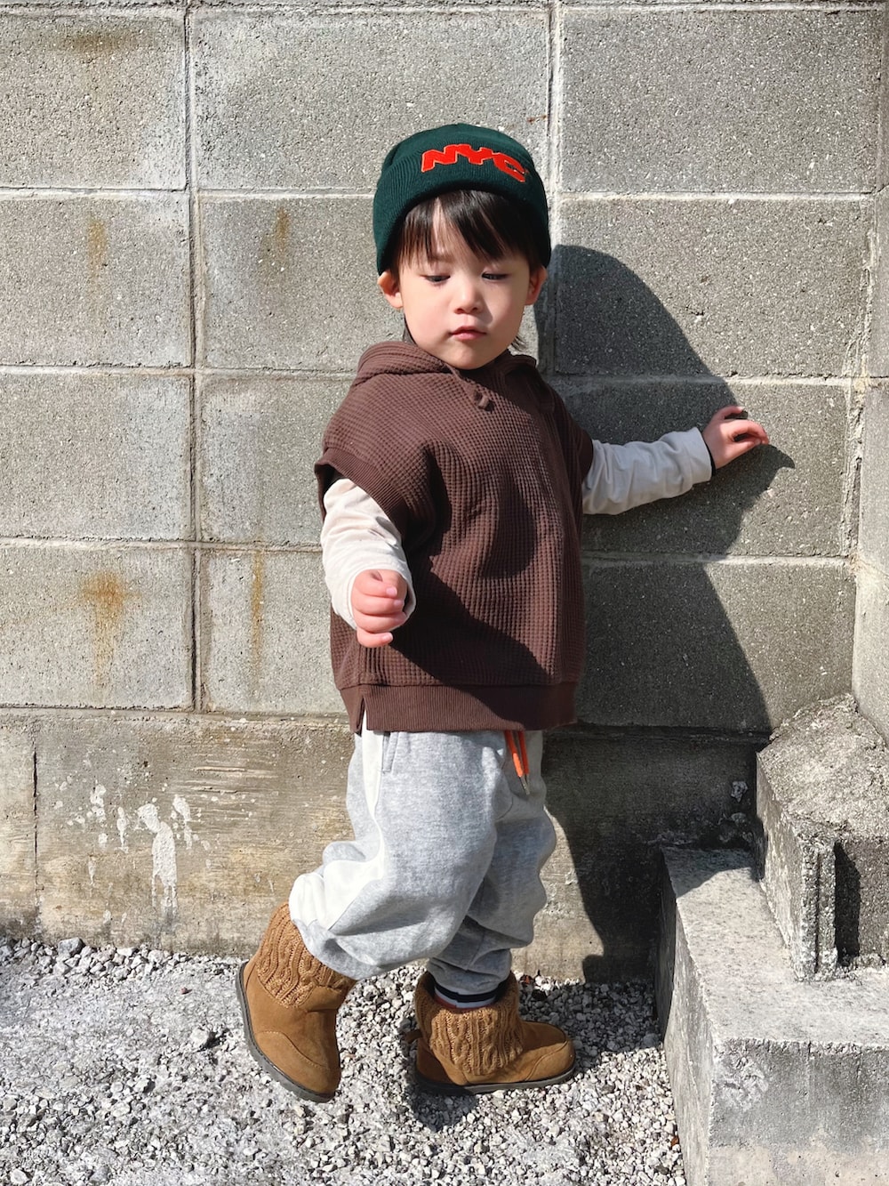 ブラウン系のパーカー、グレー系のスウェットパンツ、ブラウン系のブーツを着用したキッズの冬コーディネートの3枚目の写真