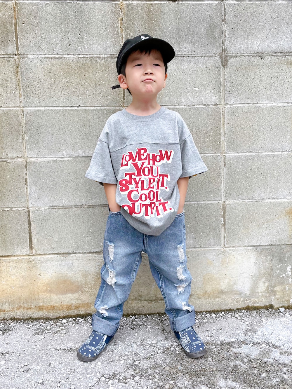 グレー系のTシャツ/カットソー、ブルー系のデニムパンツ、ブルー系のスリッポンを着用したキッズの夏コーディネートの2枚目の写真