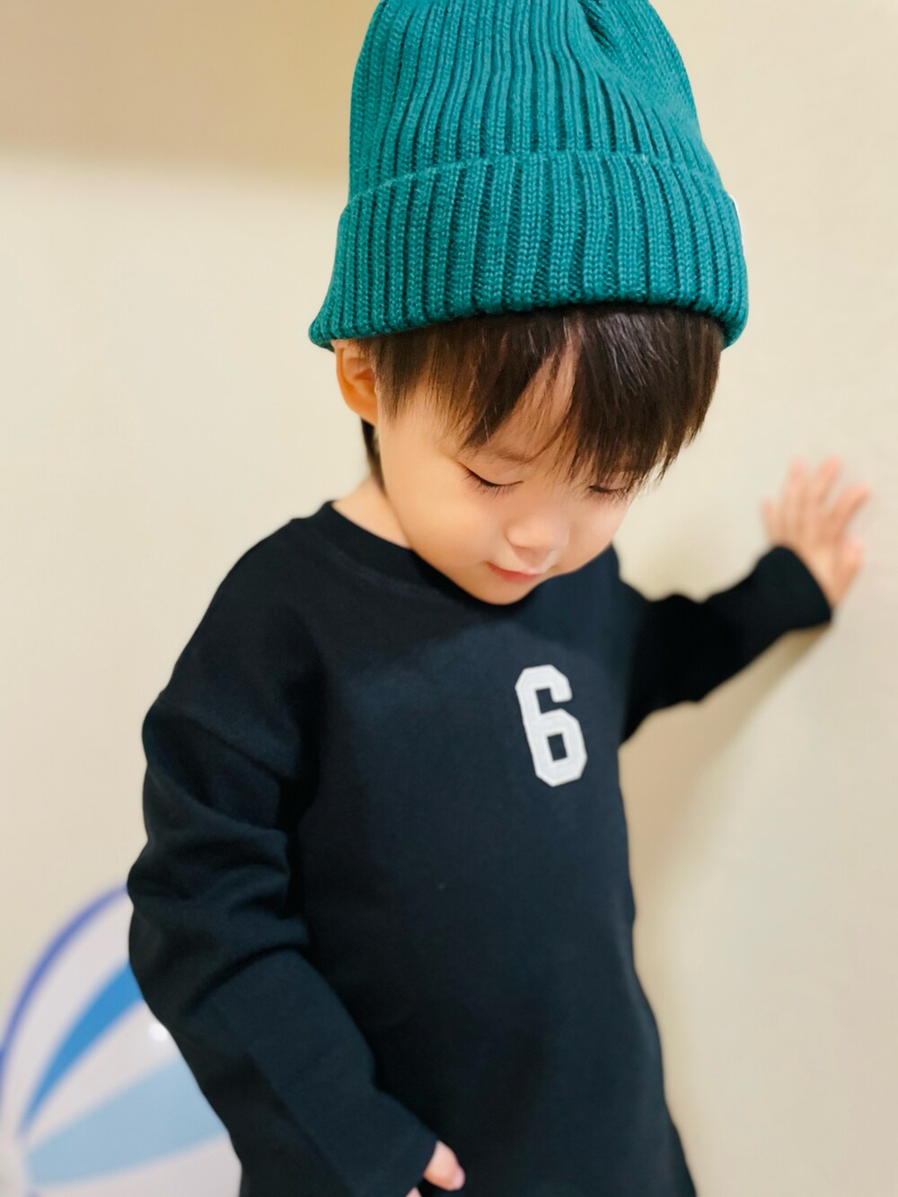 ブラック系のカーゴパンツ、ブラウン系のスニーカー、ブラック系のTシャツ/カットソーを着用したキッズの秋コーディネートの5枚目の写真