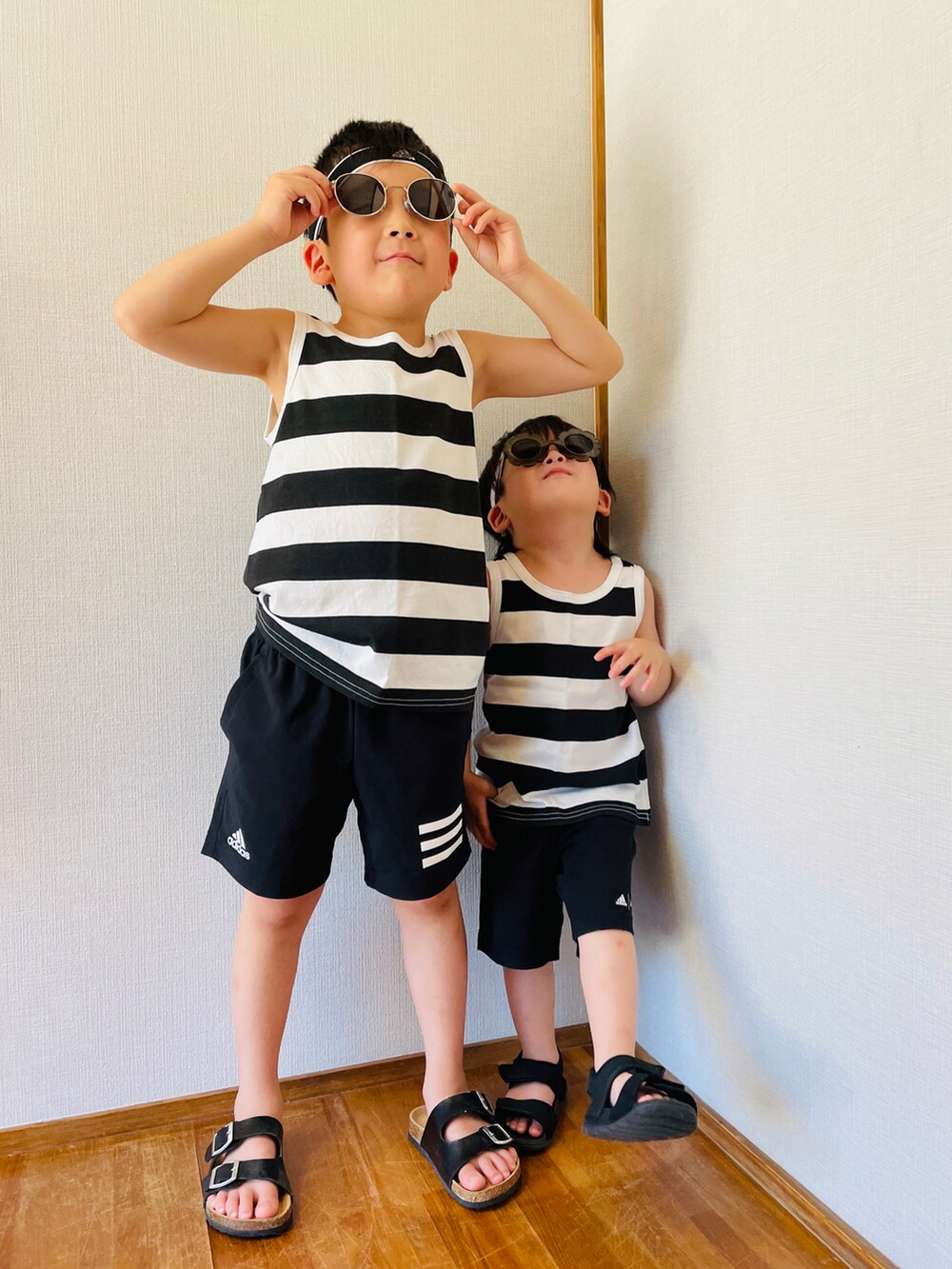 ブラック系のタンクトップ、ブラック系のタンクトップ、ブラック系のその他パンツを着用したキッズの夏コーディネートの3枚目の写真