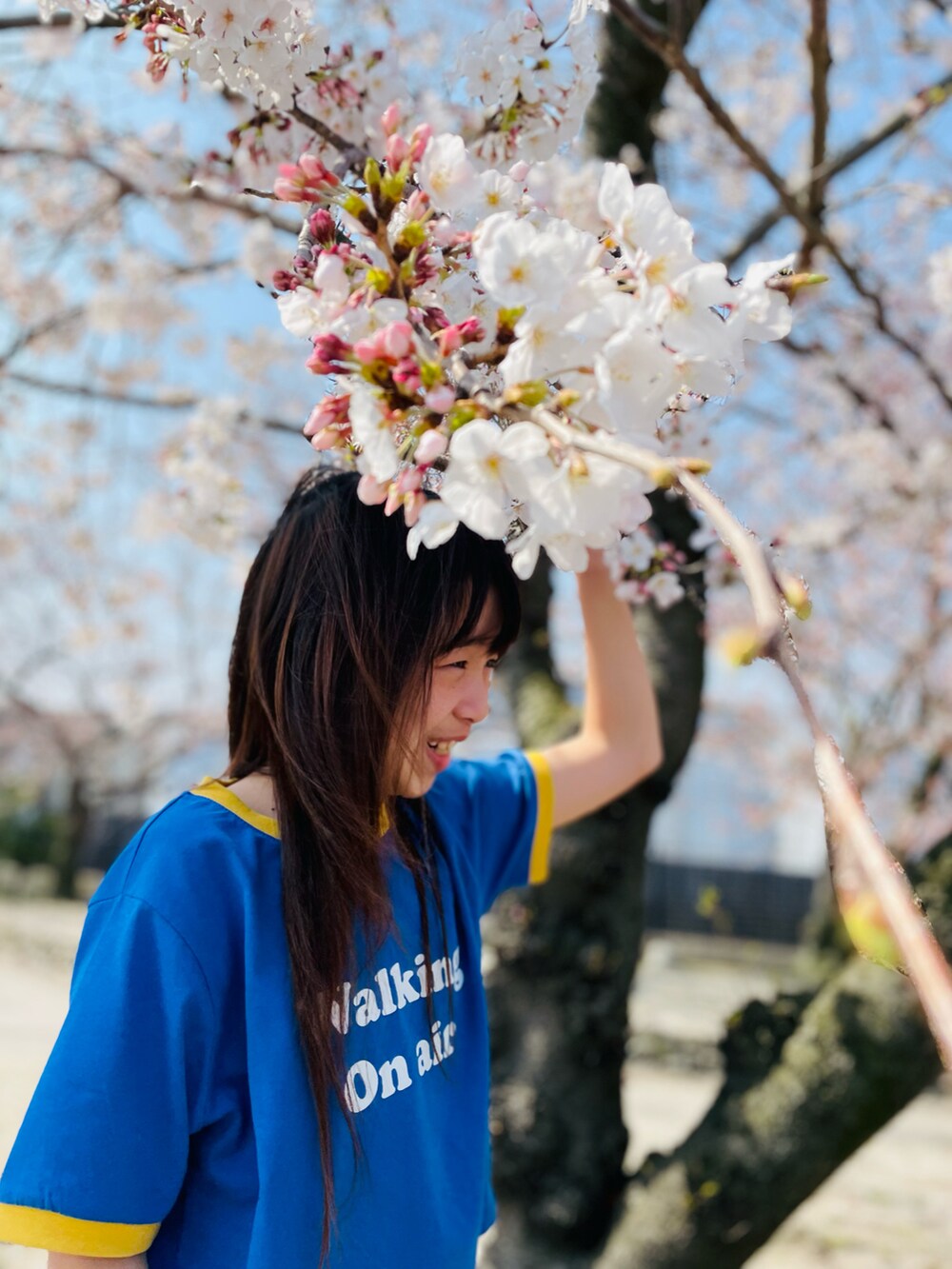 ブルー系のTシャツ/カットソー、ブラック系のスニーカー、ブルー系のパンツを着用したキッズの春コーディネートの3枚目の写真