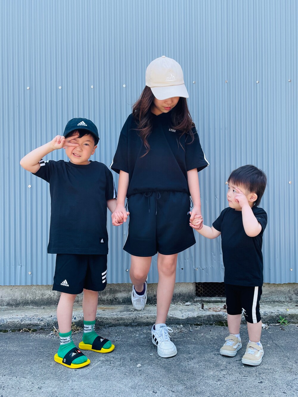 ブラック系のパーカー、ブラック系のその他パンツ、ブラック系のTシャツ/カットソーを着用したキッズの春コーディネートの5枚目の写真