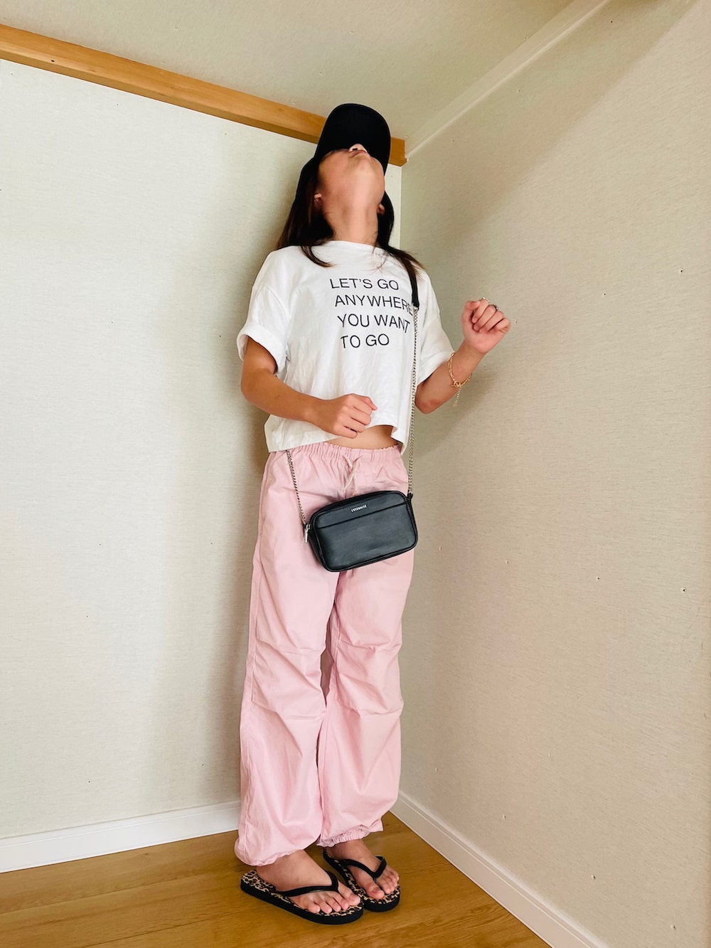 「夏コーデ、プチプラ、ピンク、ピンクパンツ、カラーパンツ、カーゴパンツ、白Tシャツ、ロゴT、GU、H&M、ビーチサンダル、淡色コーデ」｜「H&Mのアイテム（カーゴパンツ、ピンク系）」を使った、naaaさん（キッズ・143cm）の夏コーディネートの4枚目の写真