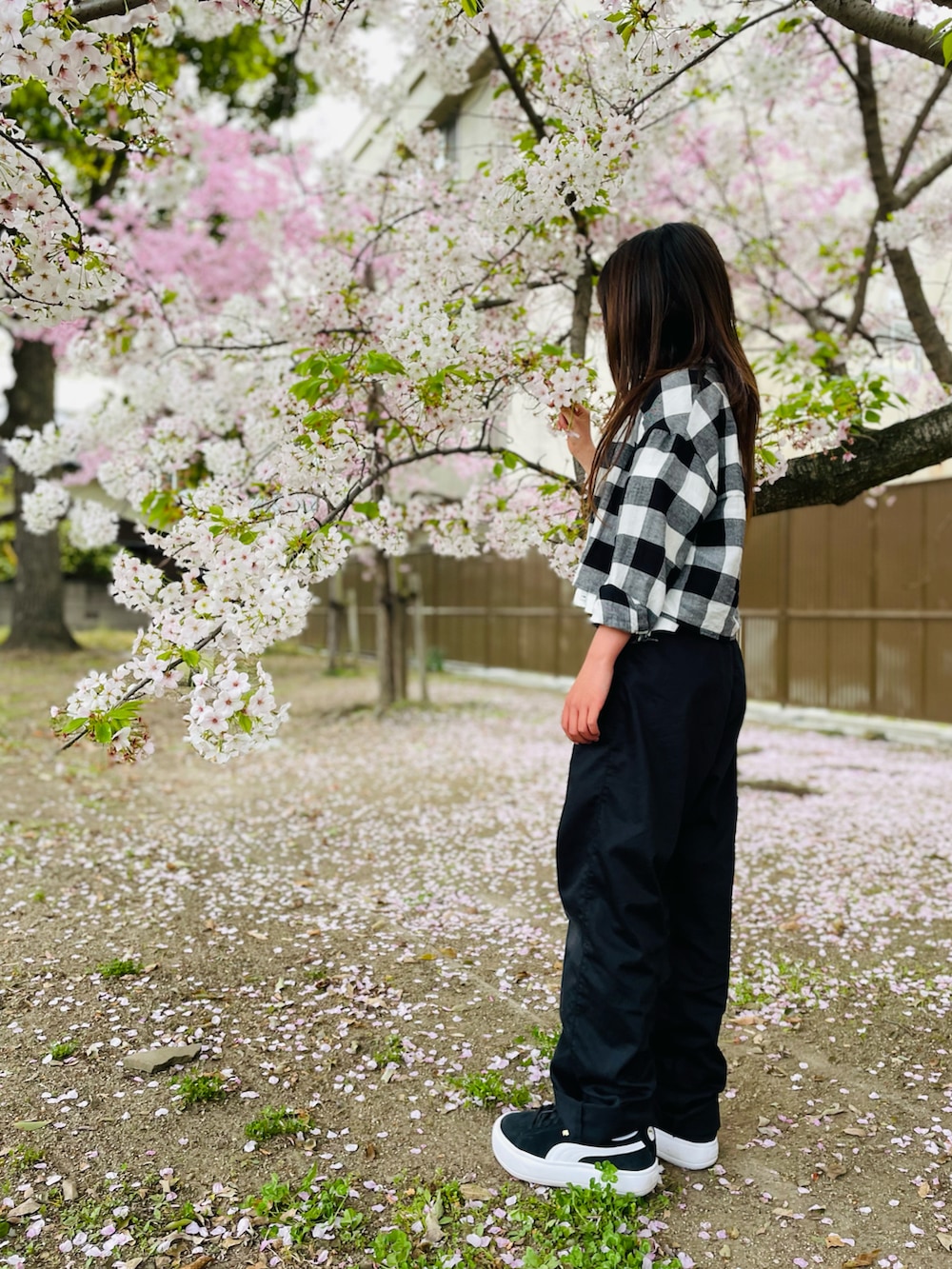 ホワイト系のTシャツ/カットソー、ブラック系のチノパンツ、ブラック系のスニーカーを着用したキッズの春コーディネートの2枚目の写真