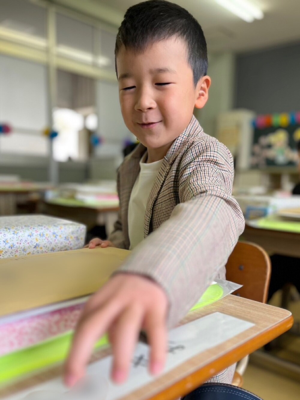 「セットアップ、淡色コーデ、春色、１年生、小学生、男の子コーデ」｜「DAY CLOSETのキッズ セットアップスーツ チェック柄シングルジャケット+パンツ 上下2点セット（セットアップ、ベージュ系）」を使った、naaaさん（キッズ・146cm）の春コーディネートの2枚目の写真