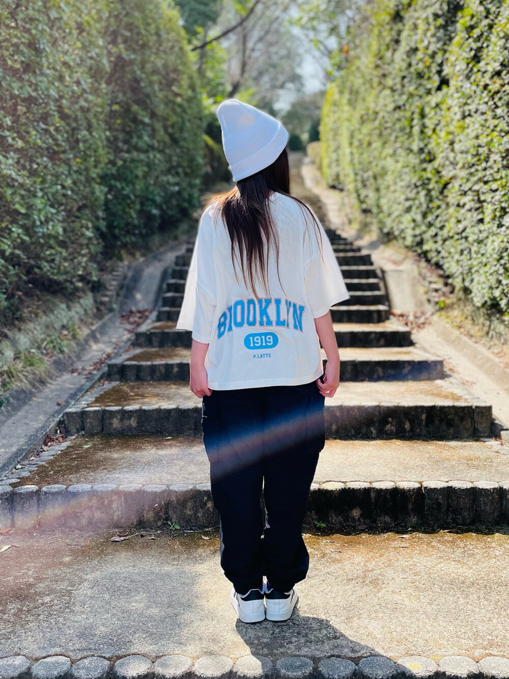 ホワイト系のTシャツ/カットソー、ブラック系のカーゴパンツ、ブラック系のタンクトップを着用したキッズの春コーディネートの4枚目の写真