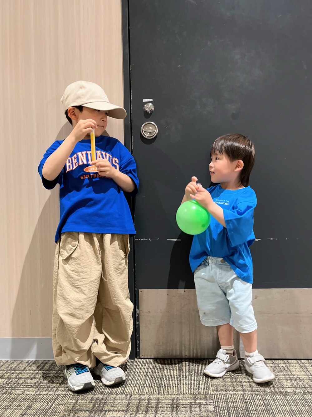 「春夏コーデ、カジュアルコーデ、シンプルコーデ、パステルカラー、キャップ、スニーカー、休日スタイル、お出かけコーデ、プチプラ、ブルー、兄弟コーディネート、Tシャツ、ロゴT」｜「GUのアイテム（キャップ、ベージュ系）」を使った、naaaさん（キッズ・146cm）の春コーディネートの2枚目の写真