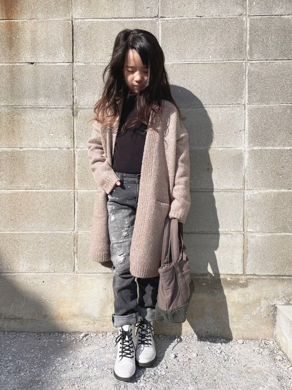 ベージュ系のカーディガン/ボレロ、ブラック系のデニムパンツ、ブラック系のTシャツ/カットソーを着用したキッズの冬コーディネートの2枚目の写真