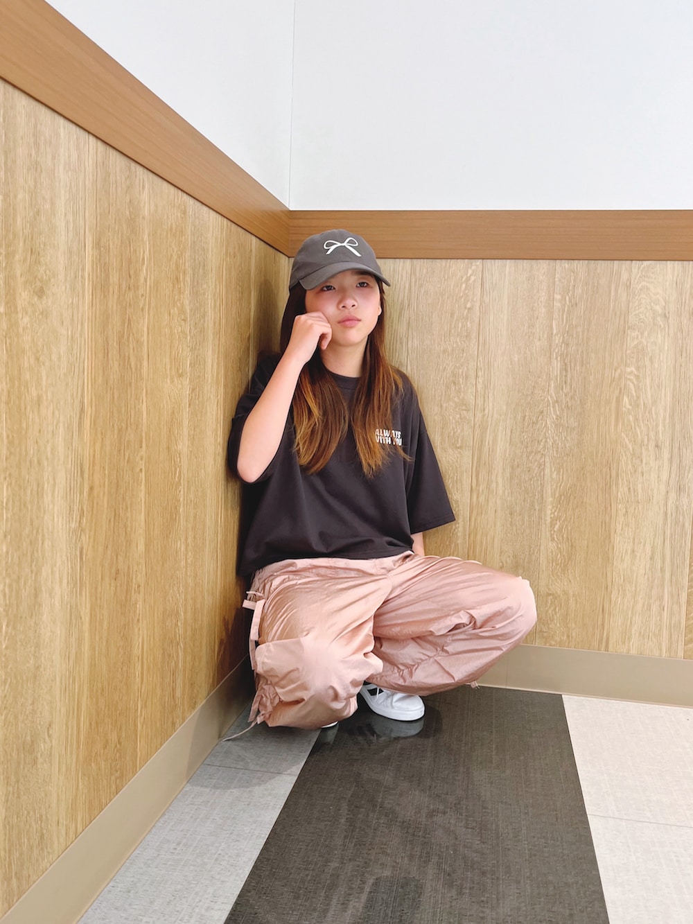 グレー系のTシャツ/カットソー、グレー系のキャップを着用したキッズの春コーディネートの2枚目の写真