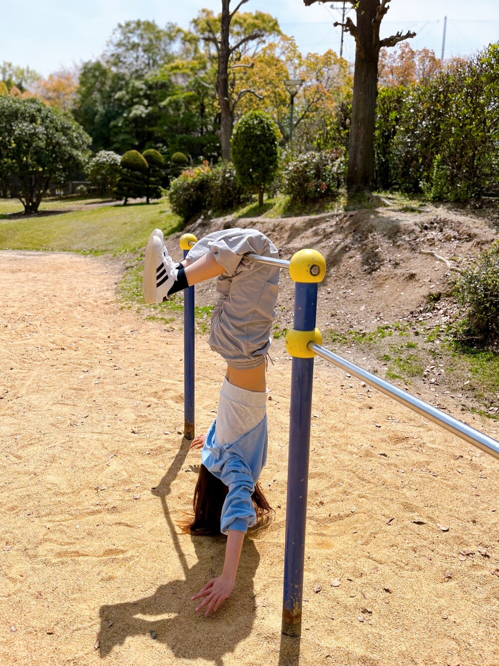 グレー系のパンツ、ブルー系のワンピースを着用したキッズの春コーディネートの3枚目の写真