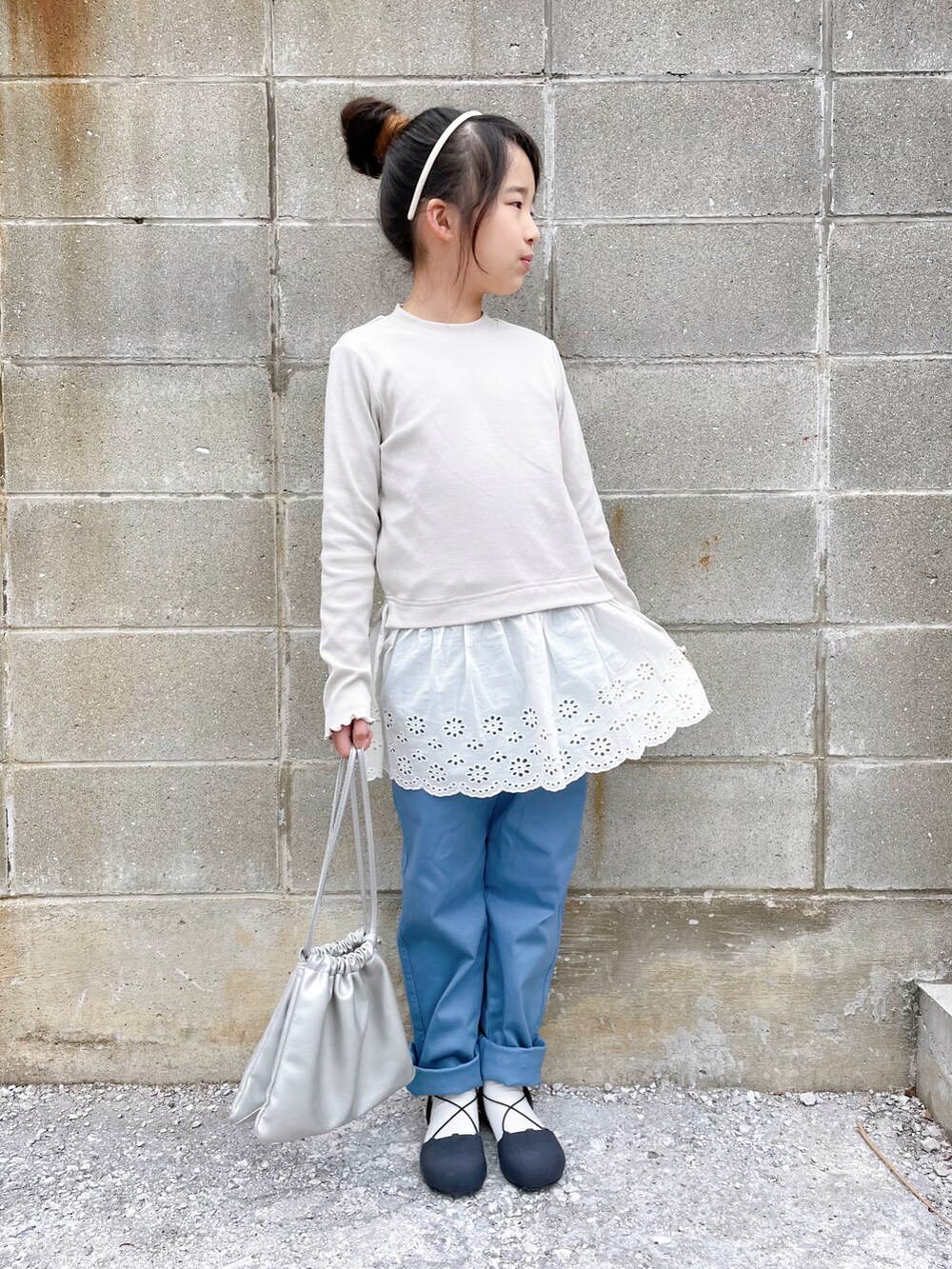 ベージュ系のTシャツ/カットソー、ブルー系のチノパンツ、グレー系のパンプスを着用したキッズの冬コーディネートの2枚目の写真