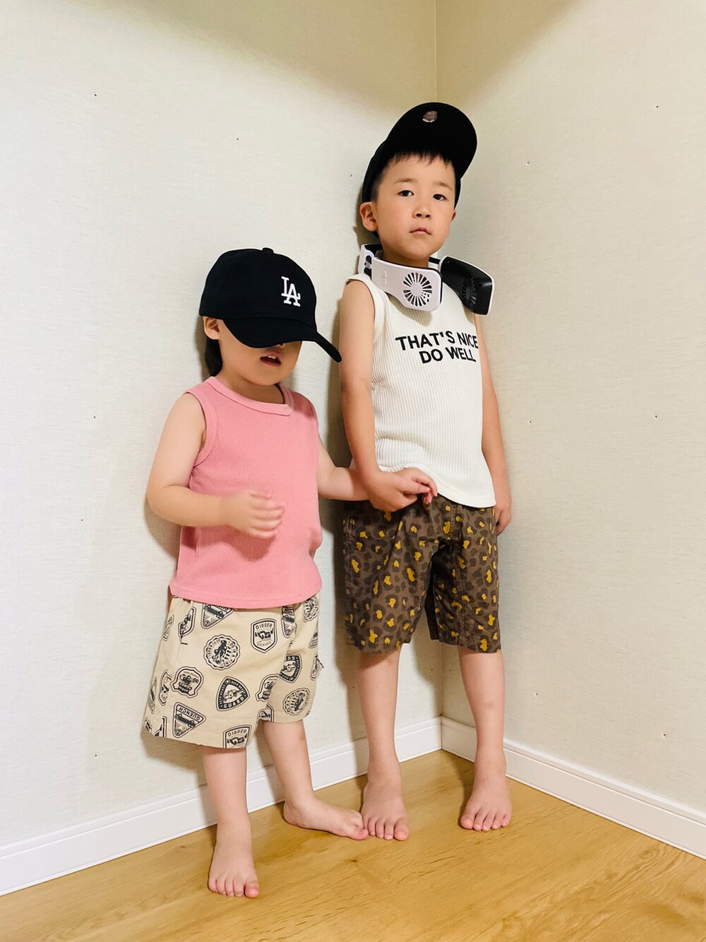 ブラウン系のTシャツ/カットソー、ベージュ系のその他パンツ、ブラック系のサンダルを着用したキッズの夏コーディネートの2枚目の写真