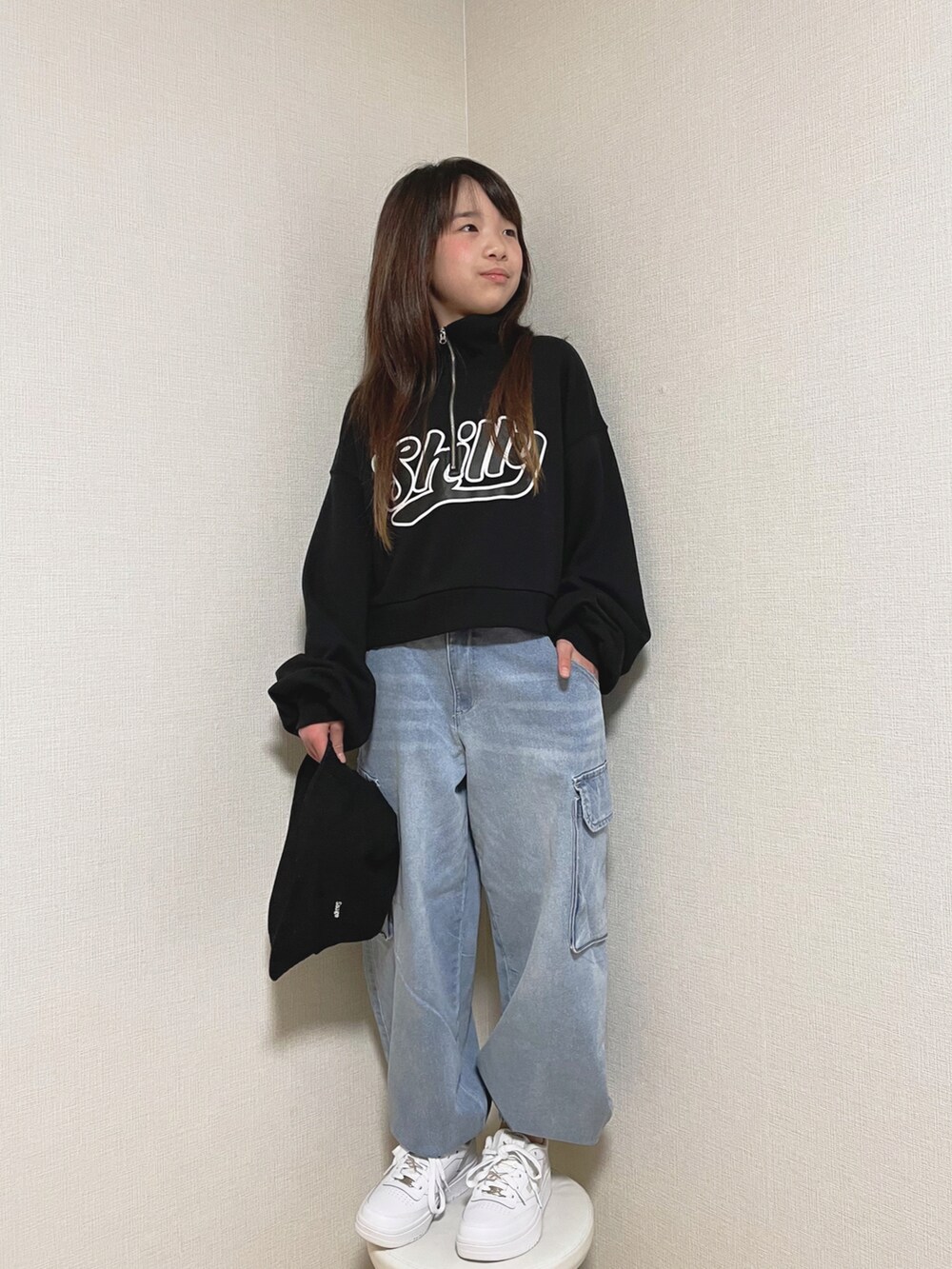「カーゴパンツ、ワイドパンツ、デニム、バケットハット、スニーカー、ロゴスウェット、シンプルコーデ、ビッグシルエット、WEGO、repipi armario、Hanes、3年生、9歳、ストリート」｜「Honeysのコーデュロイバケット（ハット、ブラック系）」を使った、naaaさん（キッズ・142cm）の冬コーディネートの2枚目の写真