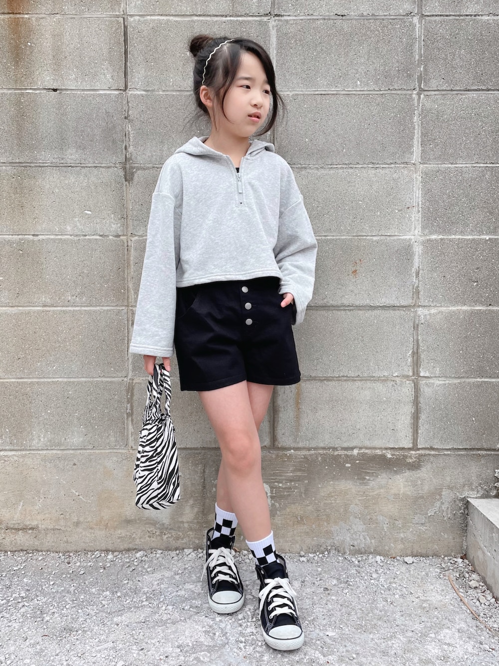 「GU、プチプラ、ショートパンツ、モノトーン、モード、ハイカットスニーカー、コンバース、ゼブラ柄、トートバッグ、おだんごヘアー、クロップドトップス、春コーデ、春服みてみて、カジュアルコーデ」｜「PUMAのPUMA/プーマ キッズ パーカー 531827（パーカー、グレー系）」を使った、naaaさん（キッズ・130cm）の春コーディネートの3枚目の写真