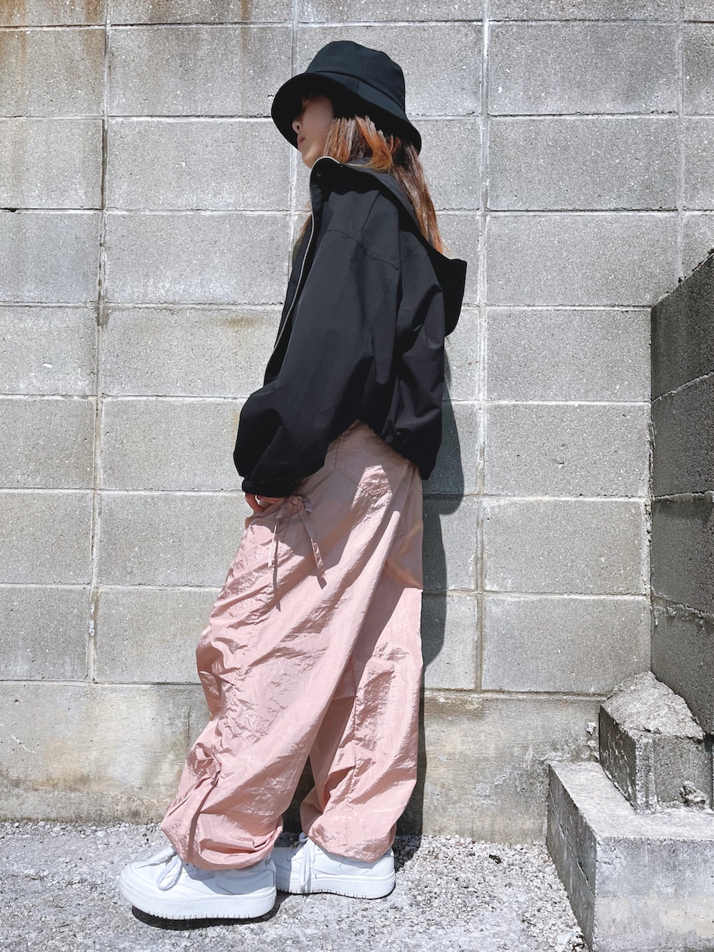 ブラック系のジャケット/アウター、グレー系のTシャツ/カットソー、ピンク系のカーゴパンツを着用したキッズの春コーディネートの2枚目の写真