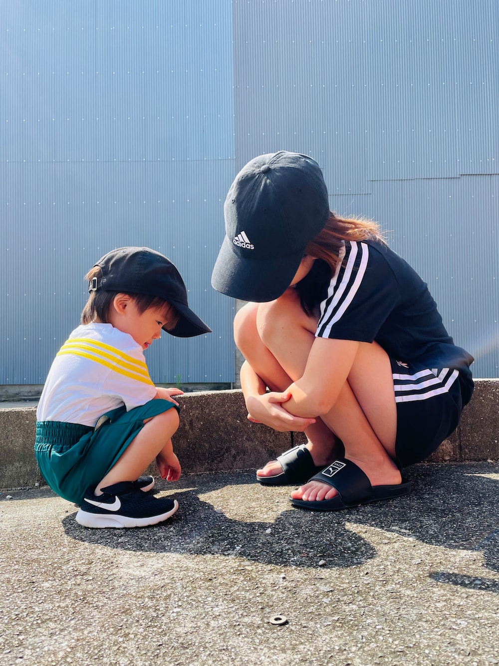 ブラック系のサンダル、ブラック系のTシャツ/カットソー、ブラック系のその他パンツを着用したキッズの夏コーディネートの2枚目の写真