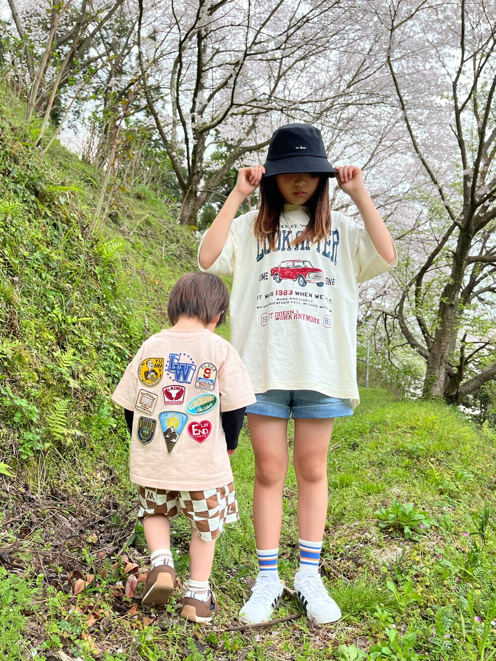 「デニム、カジュアルコーデ、ショートパンツ、Tシャツ、ロゴT、春色、淡色コーデ、バケットハット、スニーカー、春コーデ、女の子コーデ、休日スタイル、ストリート、デートコーデ、ビッグシルエット」｜「しまむらのアイテム（Tシャツ/カットソー、ホワイト系）」を使った、naaaさん（キッズ・146cm）の春コーディネートの5枚目の写真