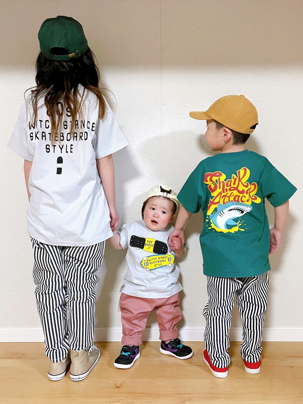グレー系のTシャツ/カットソー、ブルー系のその他パンツ、ベージュ系のスニーカーを着用したキッズの冬コーディネートの2枚目の写真