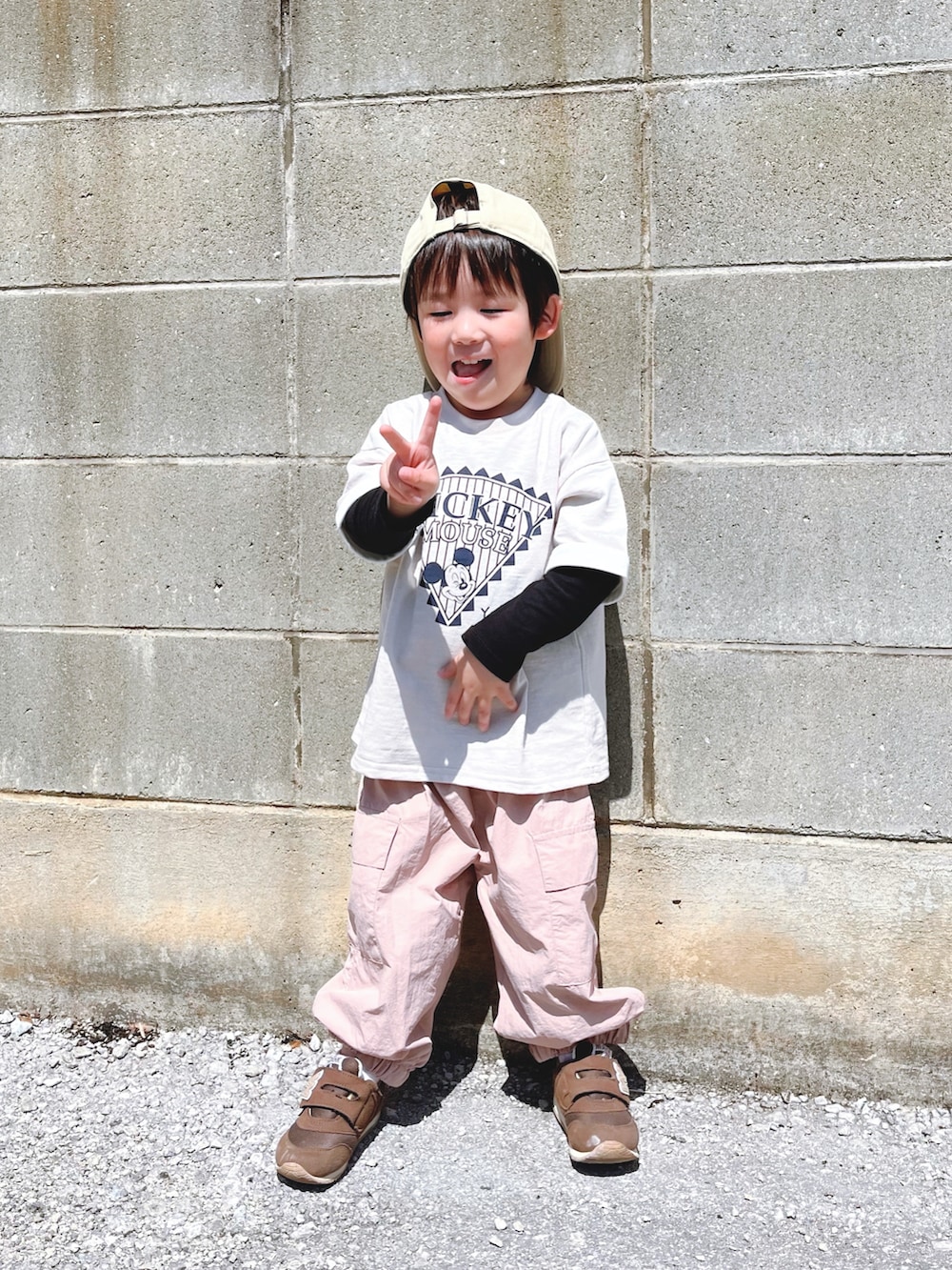 ベージュ系のTシャツ/カットソー、ピンク系のカーゴパンツを着用したキッズの春コーディネートの2枚目の写真