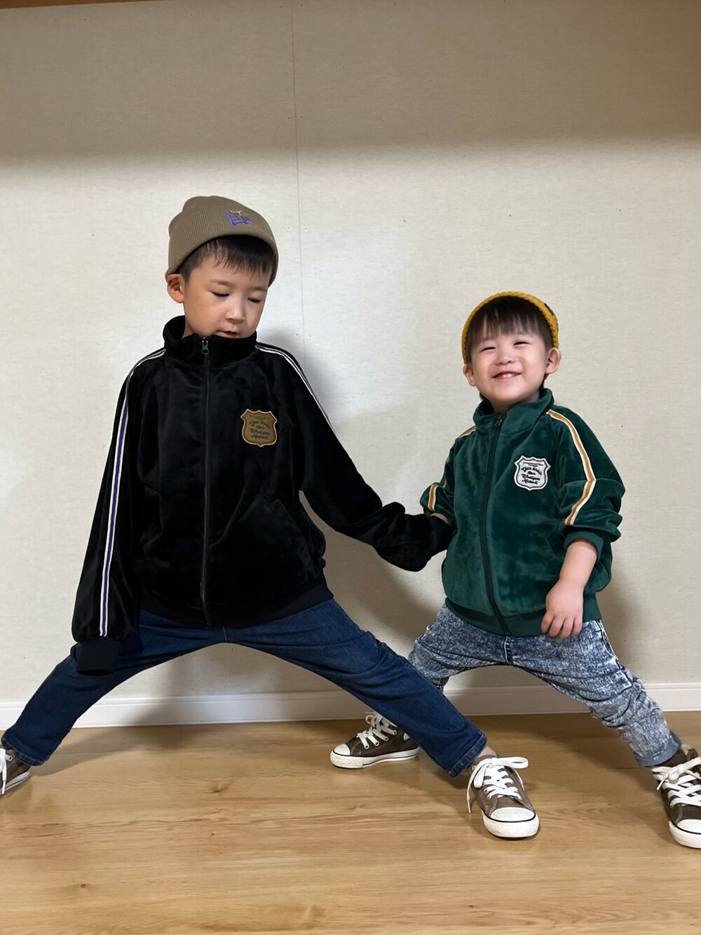 「ジャケット、トラックジャケット、ベロア、プチプラ、秋服まるっと大公開、ニット帽、BREEZE、ジャケットスタイル、ストリート、デニム、秋コーデ、休日スタイル、デニムフェス2023」｜「BREEZEの【セットアップ可能】ベロアトラックジャケット（その他アウター、ブラック系）」を使った、naaaさん（キッズ・146cm）の秋コーディネートの3枚目の写真