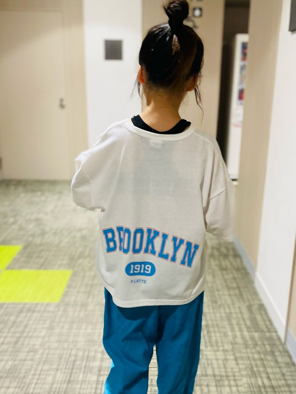ブルー系のパンツ、ブラック系のサンダル、ホワイト系のTシャツ/カットソーを着用したキッズの夏コーディネートの4枚目の写真