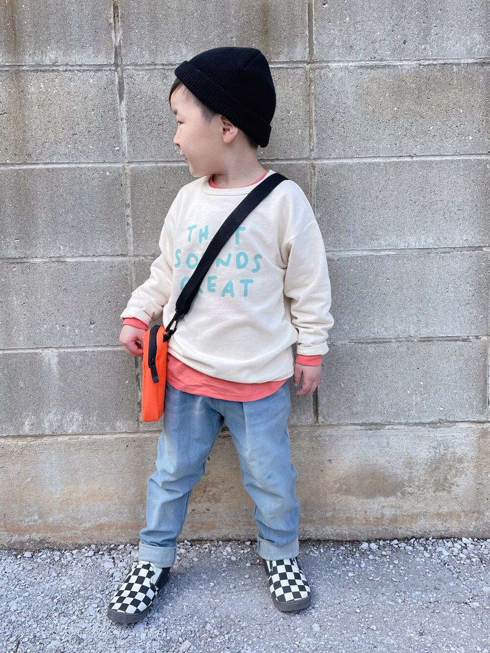 ホワイト系のスウェット、ピンク系のTシャツ/カットソー、ブルー系のスウェットパンツを着用したキッズの冬コーディネートの3枚目の写真