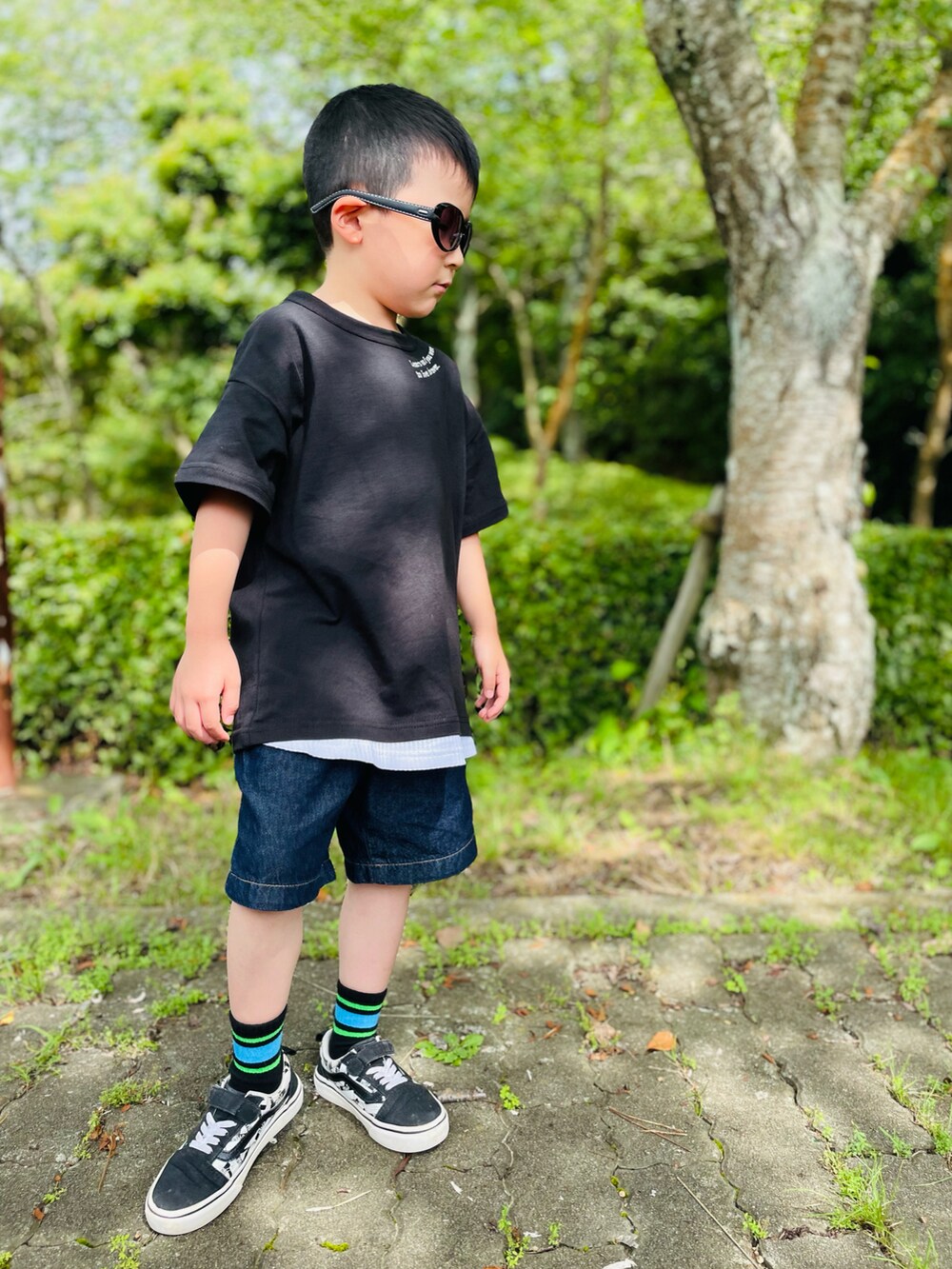 「サングラス、夏コーデ、ビッグシルエット、お出かけコーデ、スニーカー、ハーフパンツ、プチプラ、ロゴT」｜「FARMのｽｿｷﾘｶｴTｼｬﾂ（Tシャツ/カットソー、ブラック系）」を使った、naaaさん（キッズ・143cm）の夏コーディネートの3枚目の写真