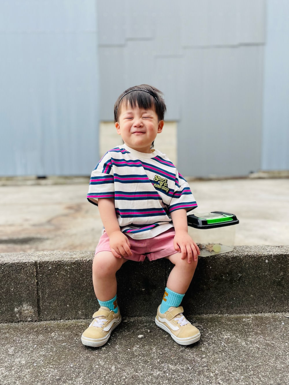 パープル系のTシャツ/カットソー、ブラック系のスポーツグッズを着用したキッズの春コーディネートの2枚目の写真