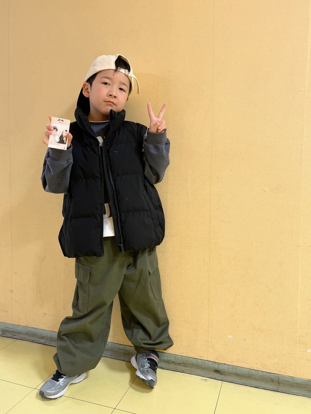 「ストリート、カーゴパンツ、ベスト、レイヤードスタイル、キャップ、スニーカー、ロゴスウェット、カジュアルコーデ、GU、プチプラ」｜「BREEZEの【WEB限定】袖切替トレーナー（スウェット、ブラック系）」を使った、naaaさん（キッズ・146cm）の冬コーディネートの2枚目の写真