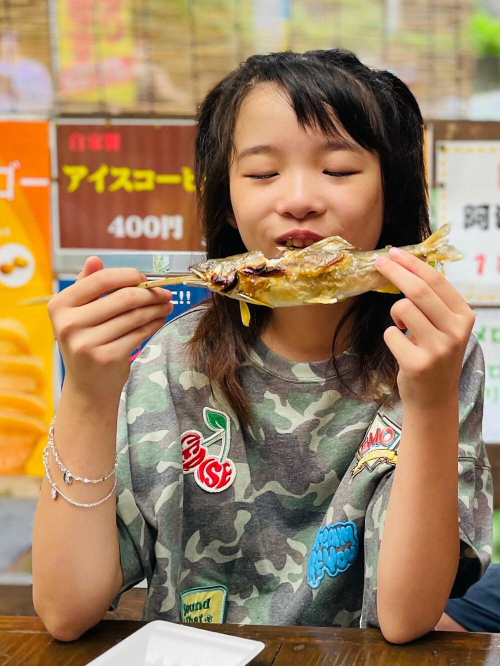 グリーン系のTシャツ/カットソー、ブルー系のカーゴパンツ、ホワイト系のスニーカーを着用したキッズの夏コーディネートの5枚目の写真