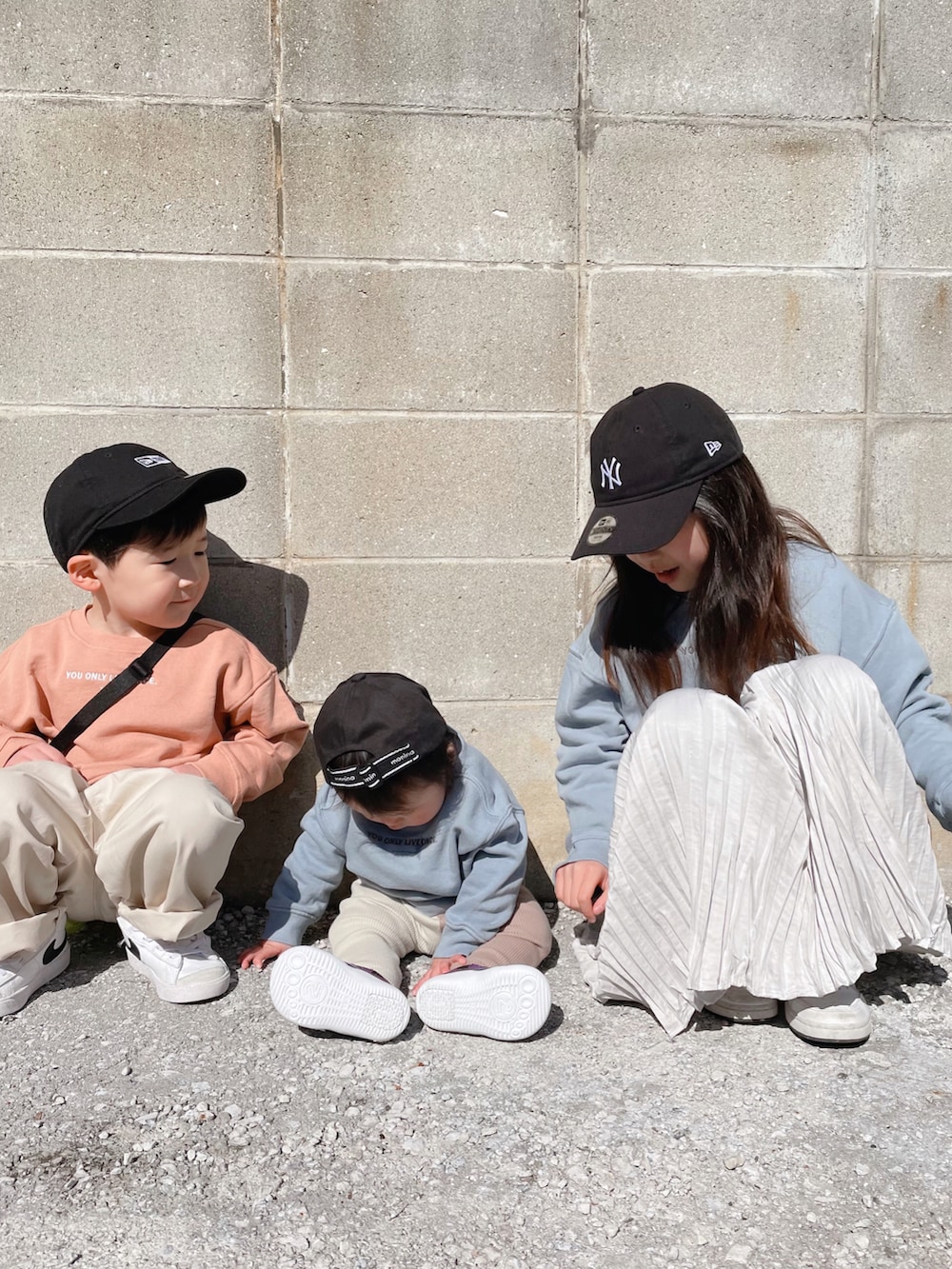 ブルー系のスウェット、オレンジ系のスウェット、ブルー系のスウェットを着用したキッズの春コーディネートの3枚目の写真