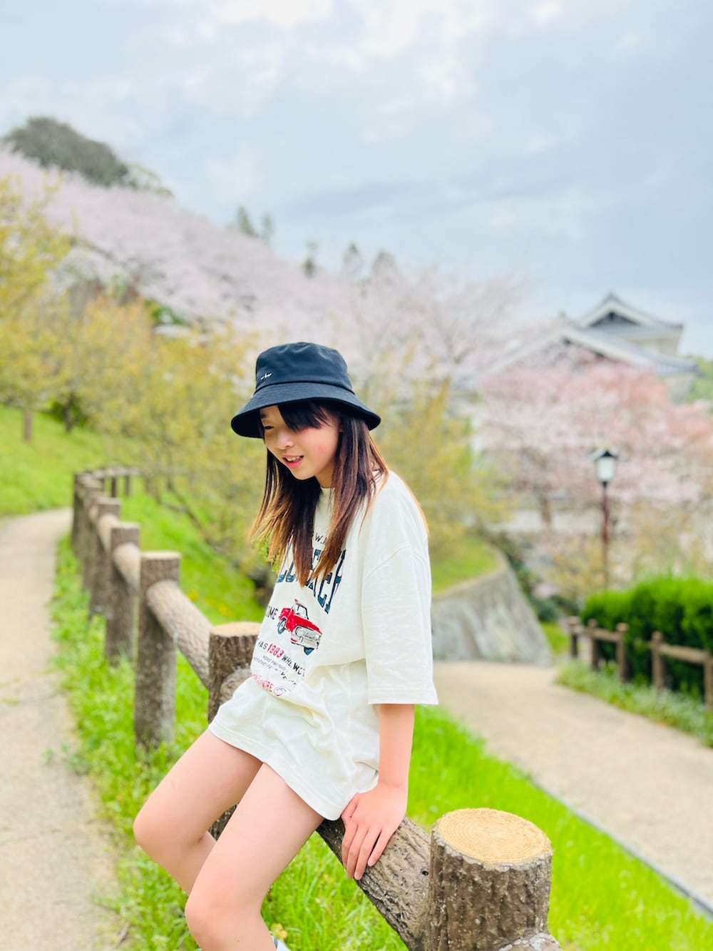 「デニム、カジュアルコーデ、ショートパンツ、Tシャツ、ロゴT、春色、淡色コーデ、バケットハット、スニーカー、春コーデ、女の子コーデ、休日スタイル、ストリート、デートコーデ、ビッグシルエット」｜「しまむらのアイテム（Tシャツ/カットソー、ホワイト系）」を使った、naaaさん（キッズ・146cm）の春コーディネートの2枚目の写真